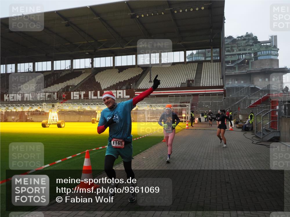 07.12.2025 - St. Pauli X-Mass-Run No. 15 Fabian Wolf http://msf.ph/oto/9361069 07.12.2025 09:56:44 Ziel 198, 662, 1116, 1165, 3255, 4208, 4209 meine-sportfotos.de