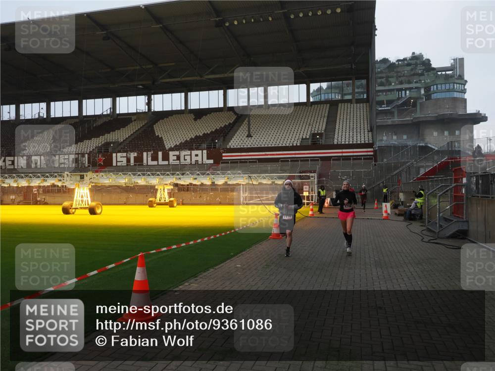 07.12.2025 - St. Pauli X-Mass-Run No. 15 Fabian Wolf http://msf.ph/oto/9361086 07.12.2025 09:56:49 Ziel 198, 497, 662, 1116, 1165, 4208, 4209 meine-sportfotos.de