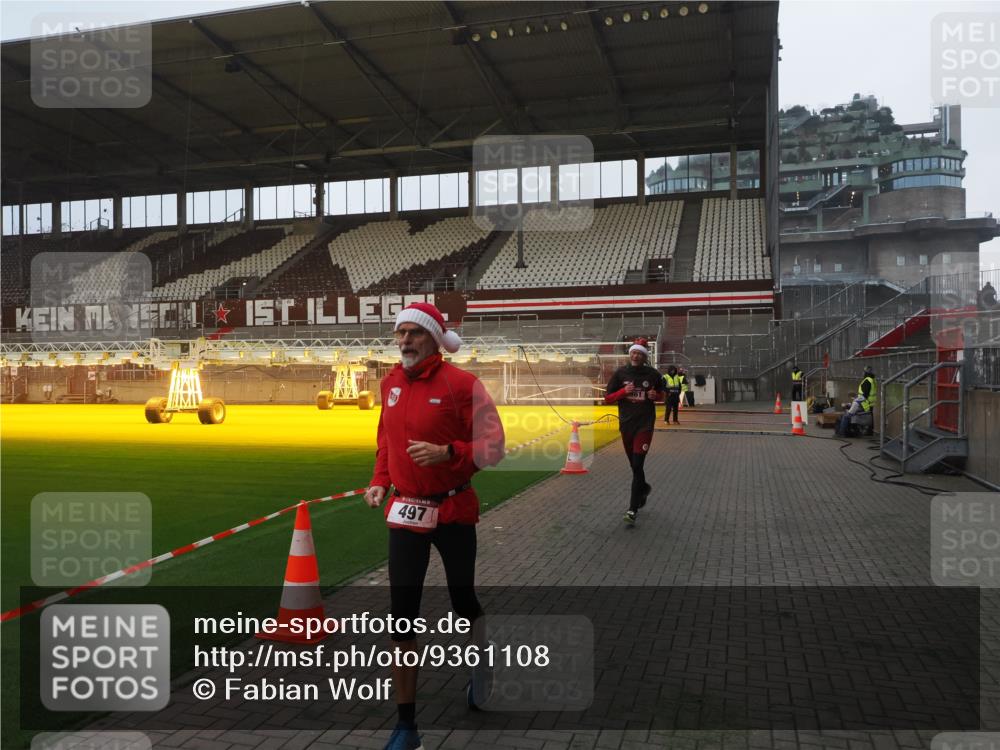 07.12.2025 - St. Pauli X-Mass-Run No. 15 Fabian Wolf http://msf.ph/oto/9361108 07.12.2025 09:56:57 Ziel 198, 497, 1116, 1165, 2861, 4208, 4209 meine-sportfotos.de