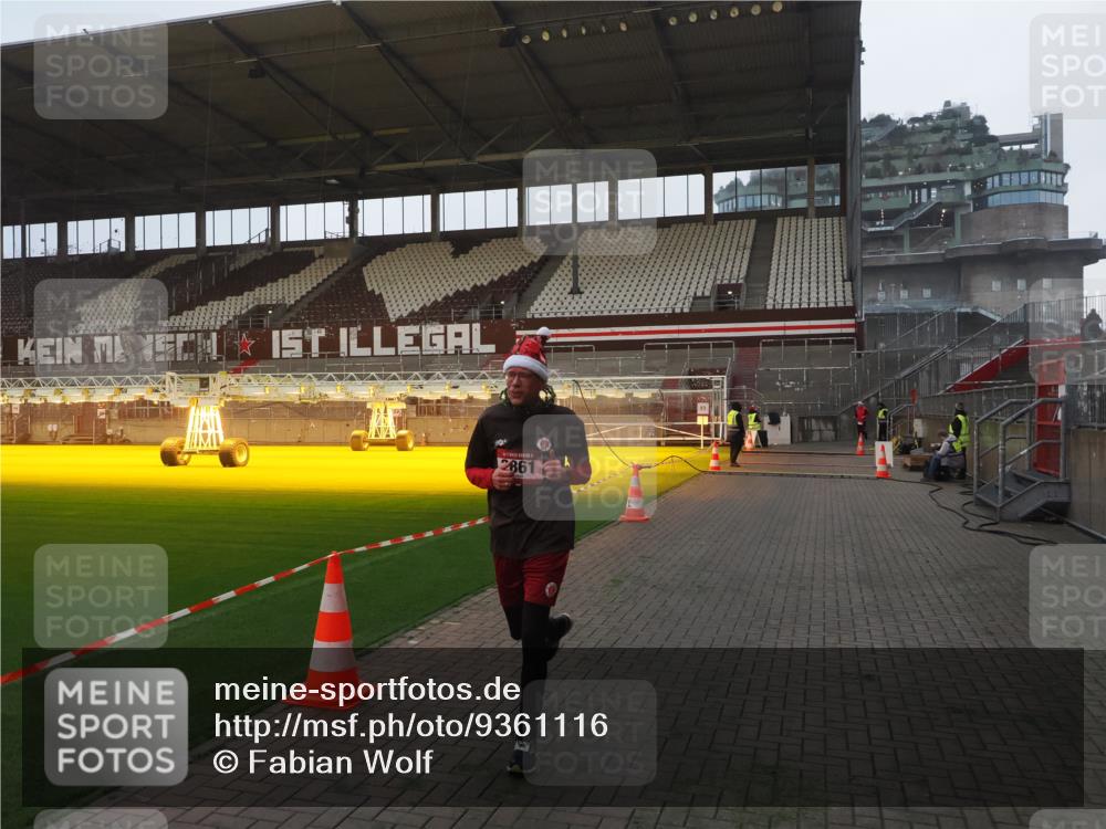 07.12.2025 - St. Pauli X-Mass-Run No. 15 Fabian Wolf http://msf.ph/oto/9361116 07.12.2025 09:56:58 Ziel 198, 497, 1116, 1165, 2861, 4208, 4209 meine-sportfotos.de