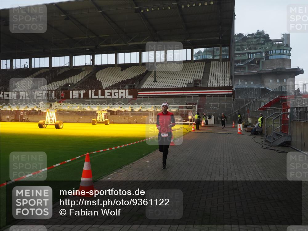 07.12.2025 - St. Pauli X-Mass-Run No. 15 Fabian Wolf http://msf.ph/oto/9361122 07.12.2025 09:57:08 Ziel 497, 2861, 3320 meine-sportfotos.de