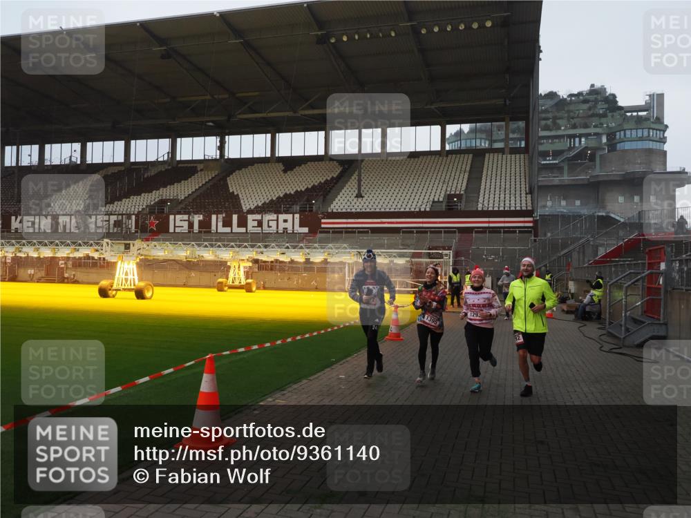 07.12.2025 - St. Pauli X-Mass-Run No. 15 Fabian Wolf http://msf.ph/oto/9361140 07.12.2025 09:57:28 Ziel 632, 1292, 1293, 1377, 1395, 2678, 4032 meine-sportfotos.de