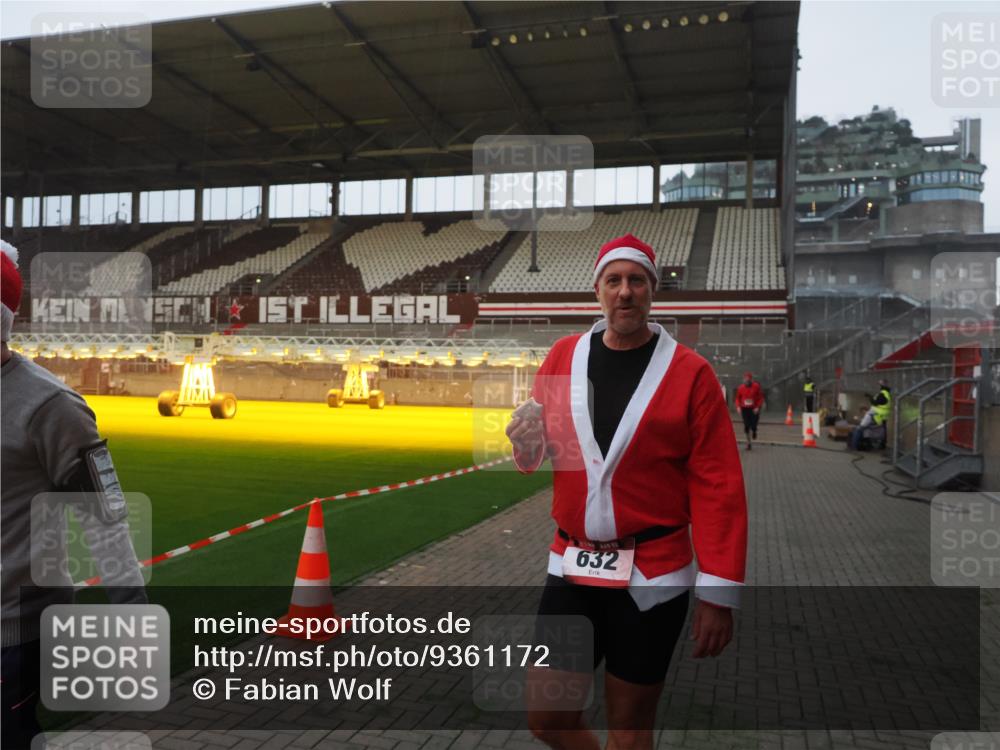 07.12.2025 - St. Pauli X-Mass-Run No. 15 Fabian Wolf http://msf.ph/oto/9361172 07.12.2025 09:57:40 Ziel 632, 1292, 1293, 1377, 1395, 2678, 2984, 4030 meine-sportfotos.de
