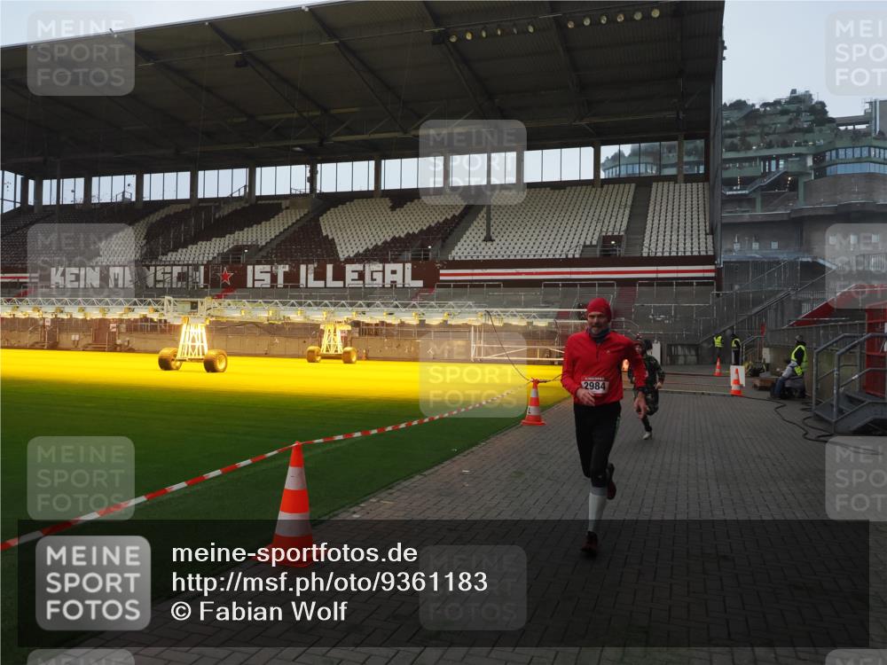 07.12.2025 - St. Pauli X-Mass-Run No. 15 Fabian Wolf http://msf.ph/oto/9361183 07.12.2025 09:57:44 Ziel 2678, 2984, 4030 meine-sportfotos.de