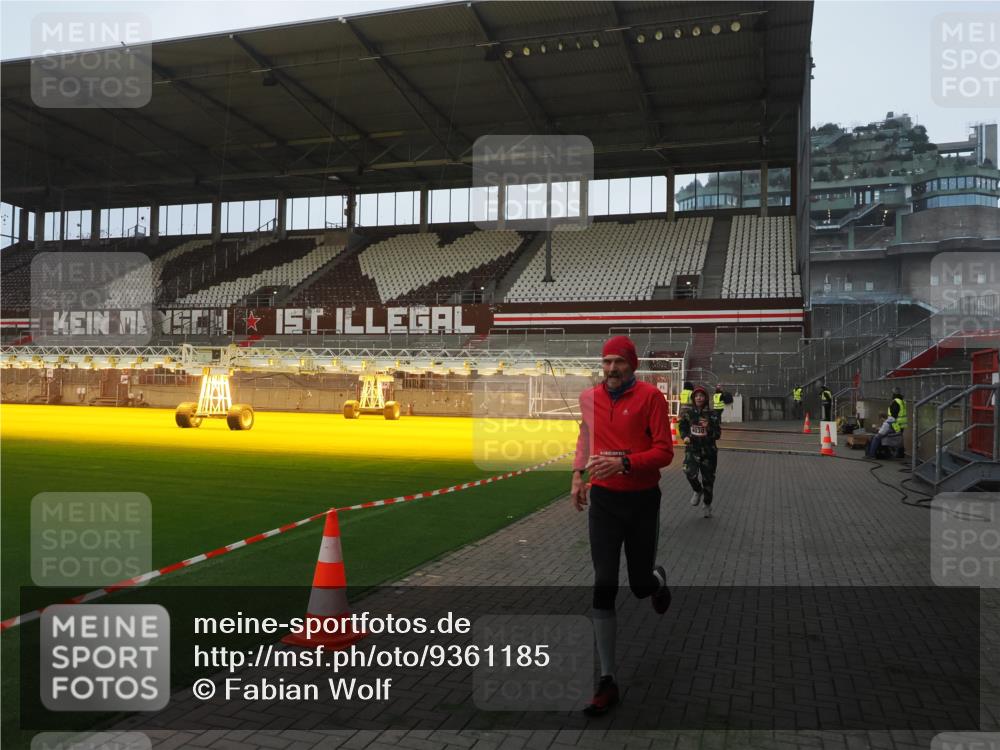 07.12.2025 - St. Pauli X-Mass-Run No. 15 Fabian Wolf http://msf.ph/oto/9361185 07.12.2025 09:57:44 Ziel 2678, 2984, 4030 meine-sportfotos.de