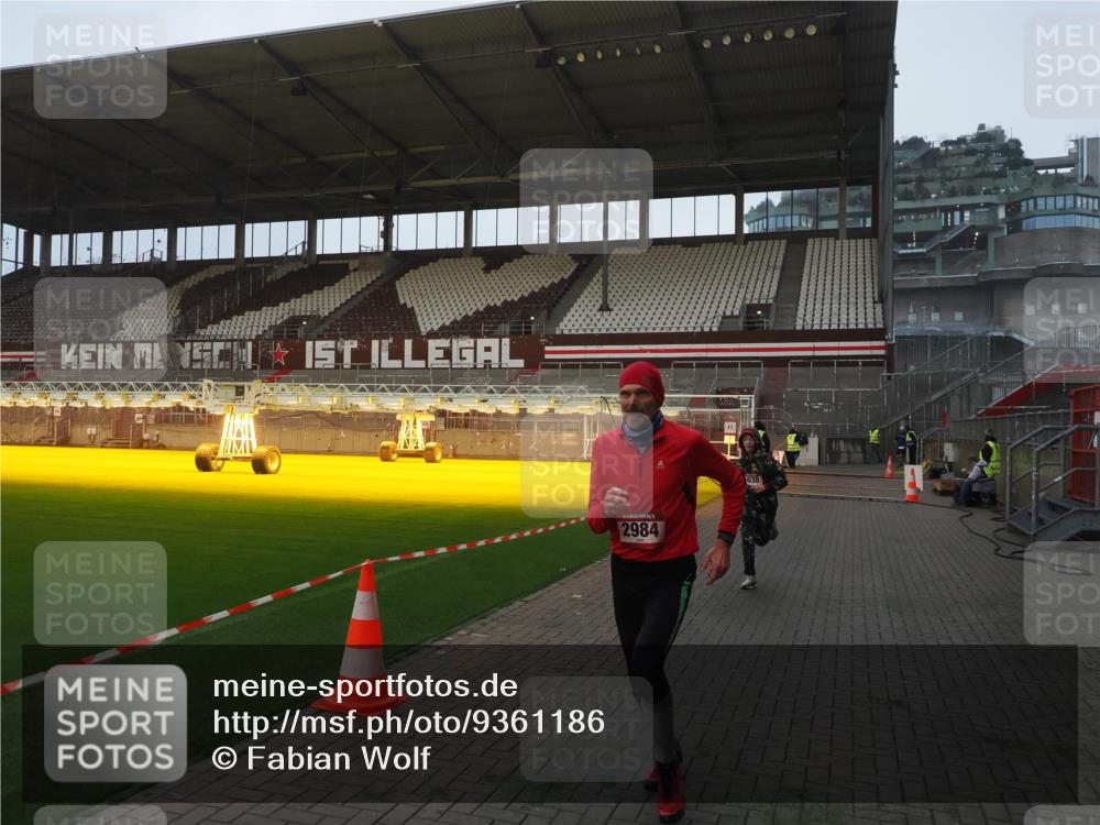 07.12.2025 - St. Pauli X-Mass-Run No. 15 Fabian Wolf http://msf.ph/oto/9361186 07.12.2025 09:57:45 Ziel 2678, 2984, 4030 meine-sportfotos.de