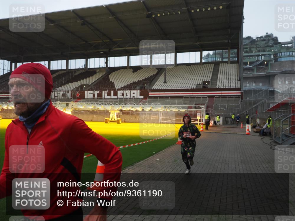 07.12.2025 - St. Pauli X-Mass-Run No. 15 Fabian Wolf http://msf.ph/oto/9361190 07.12.2025 09:57:45 Ziel 2678, 2984, 4030 meine-sportfotos.de
