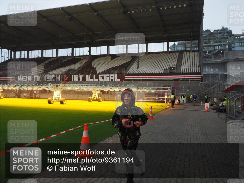 07.12.2025 - St. Pauli X-Mass-Run No. 15 Fabian Wolf http://msf.ph/oto/9361194 07.12.2025 09:57:46 Ziel 2678, 2984, 4030 meine-sportfotos.de