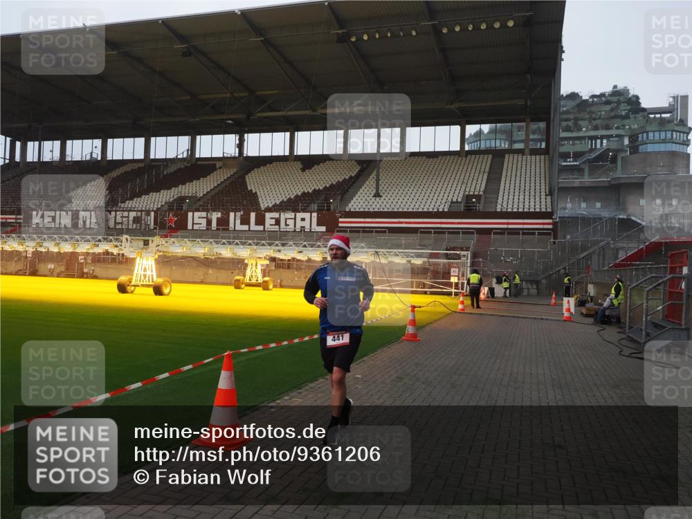 07.12.2025 - St. Pauli X-Mass-Run No. 15 Fabian Wolf http://msf.ph/oto/9361206 07.12.2025 09:57:56 Ziel 441, 2984, 4030 meine-sportfotos.de