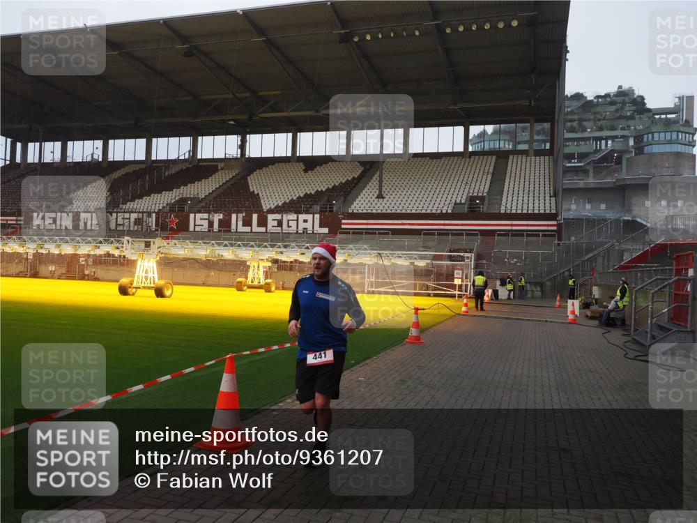 07.12.2025 - St. Pauli X-Mass-Run No. 15 Fabian Wolf http://msf.ph/oto/9361207 07.12.2025 09:57:56 Ziel 441, 2984, 4030 meine-sportfotos.de