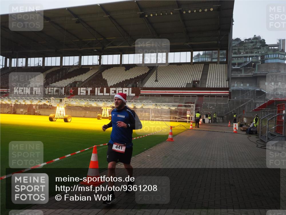 07.12.2025 - St. Pauli X-Mass-Run No. 15 Fabian Wolf http://msf.ph/oto/9361208 07.12.2025 09:57:57 Ziel 441, 2984, 4030 meine-sportfotos.de