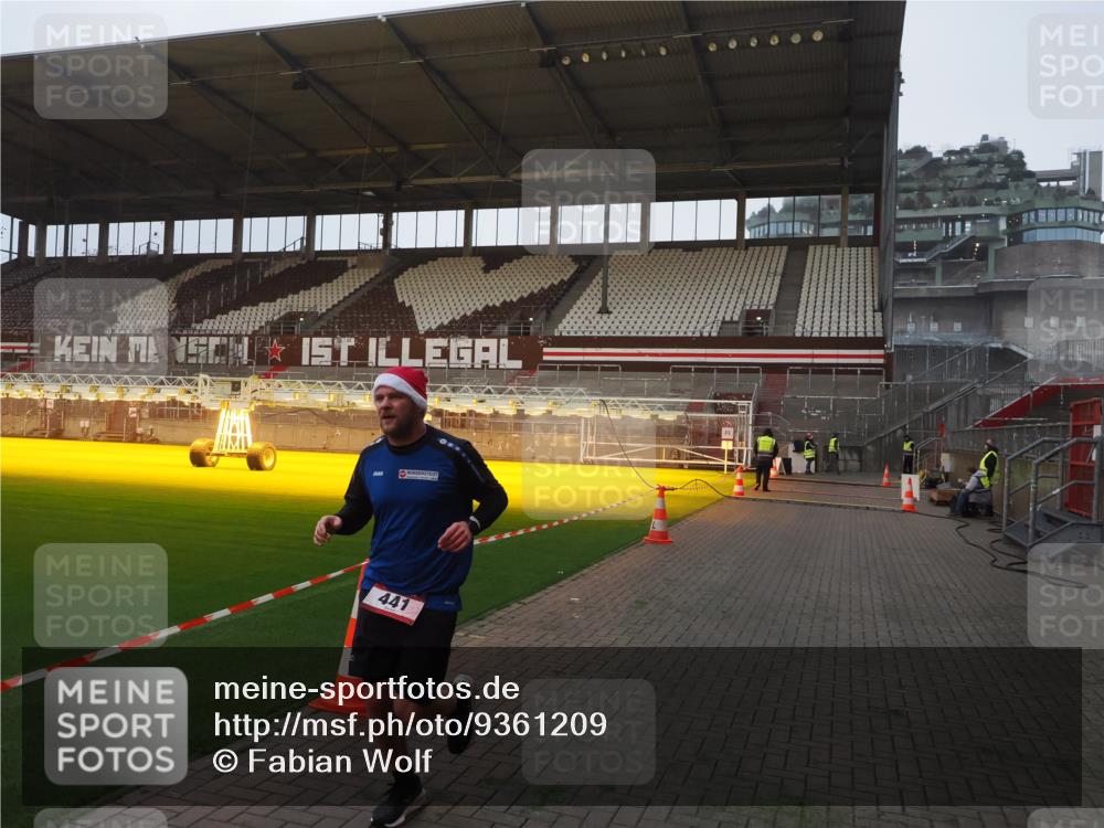 07.12.2025 - St. Pauli X-Mass-Run No. 15 Fabian Wolf http://msf.ph/oto/9361209 07.12.2025 09:57:57 Ziel 441, 2984, 4030 meine-sportfotos.de