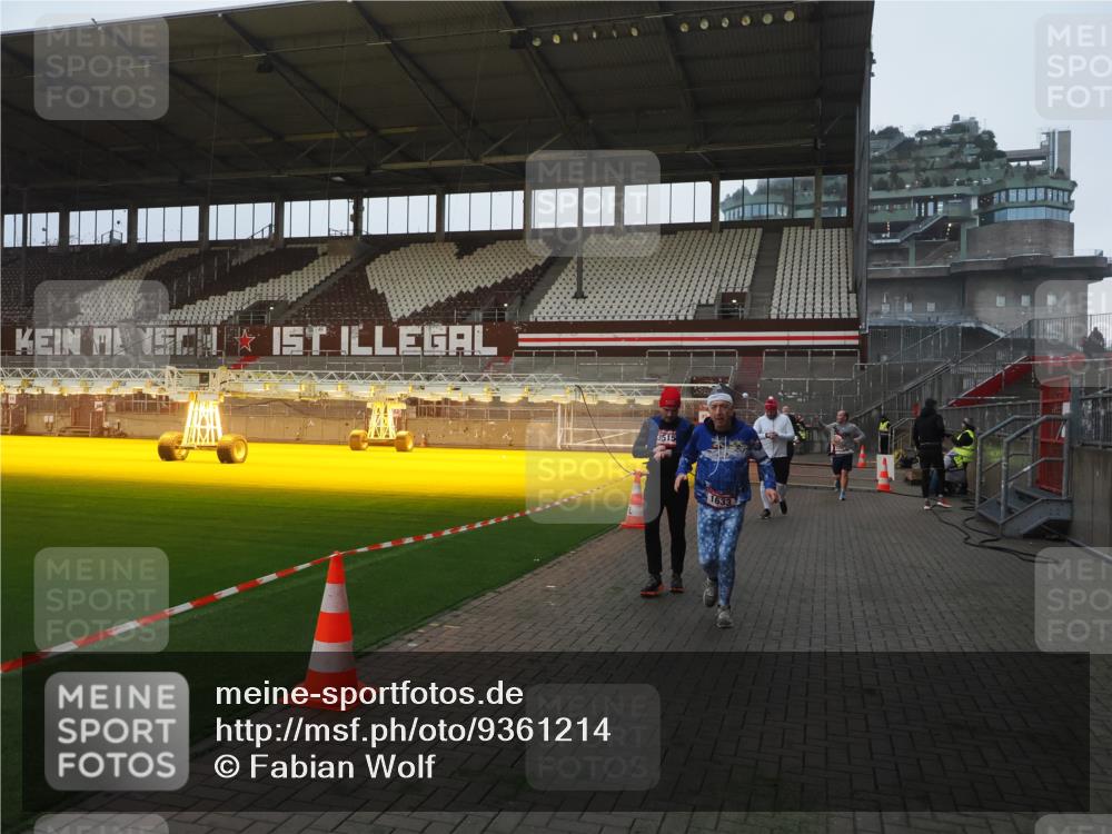 07.12.2025 - St. Pauli X-Mass-Run No. 15 Fabian Wolf http://msf.ph/oto/9361214 07.12.2025 09:58:19 Ziel 238, 261, 1173, 1633, 1774, 2205, 3405, 3515, 4206 meine-sportfotos.de