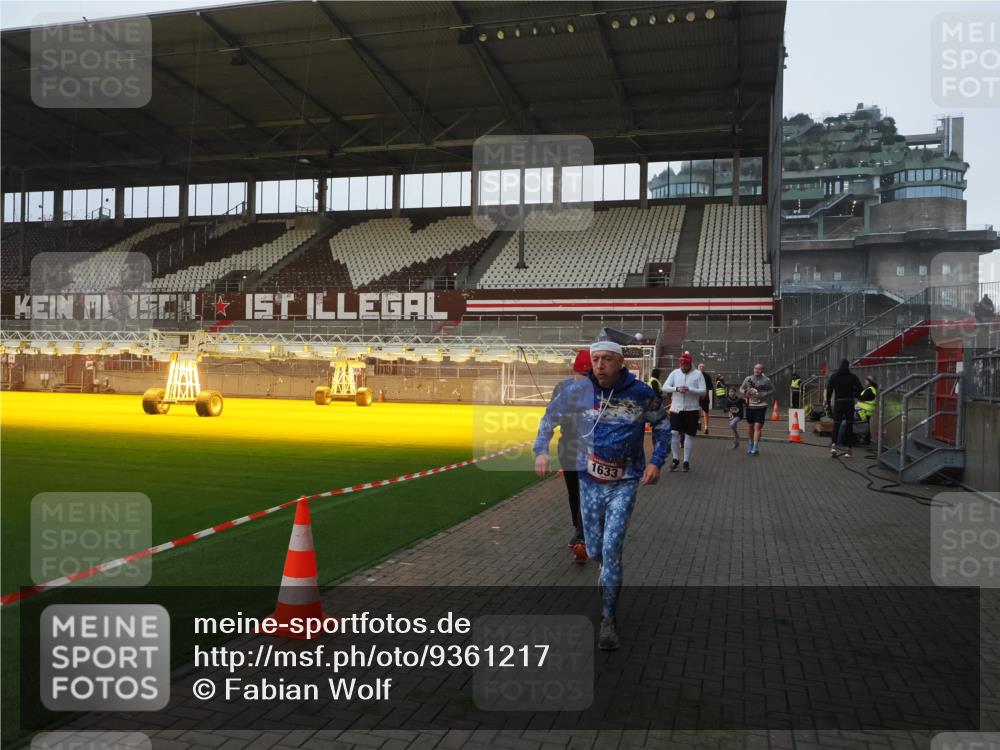 07.12.2025 - St. Pauli X-Mass-Run No. 15 Fabian Wolf http://msf.ph/oto/9361217 07.12.2025 09:58:20 Ziel 238, 261, 1173, 1633, 1774, 2205, 3405, 3515, 4206 meine-sportfotos.de