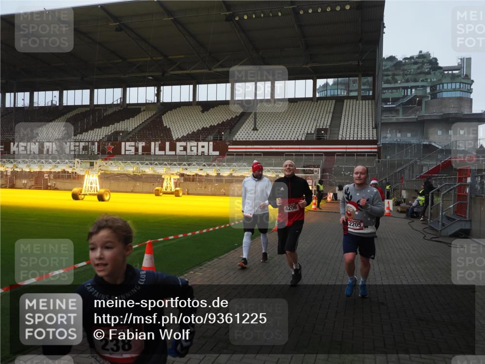 07.12.2025 - St. Pauli X-Mass-Run No. 15 Fabian Wolf http://msf.ph/oto/9361225 07.12.2025 09:58:24 Ziel 238, 261, 1173, 1633, 1774, 2205, 3515, 4031, 4206 meine-sportfotos.de