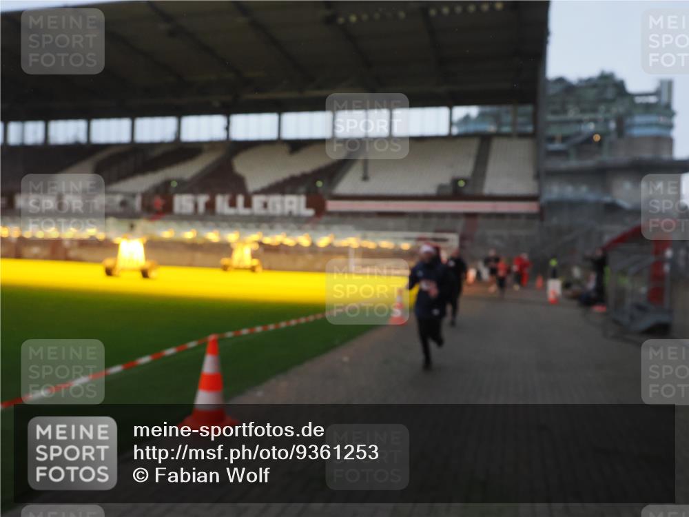 07.12.2025 - St. Pauli X-Mass-Run No. 15 Fabian Wolf http://msf.ph/oto/9361253 07.12.2025 09:58:31 Ziel 238, 261, 483, 532, 1173, 1528, 1603, 1633, 1774, 2205, 3515, 4031, 4206 meine-sportfotos.de