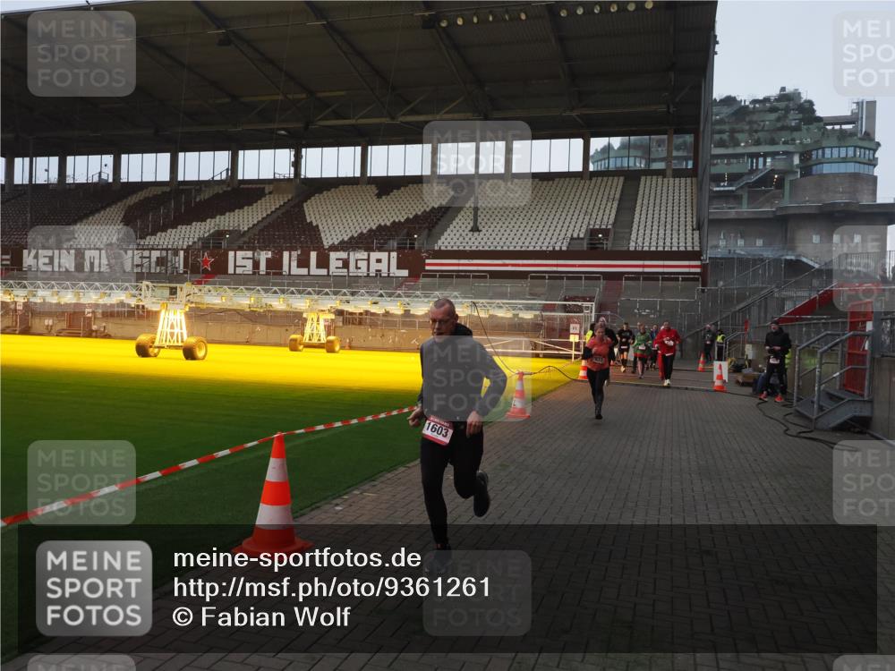 07.12.2025 - St. Pauli X-Mass-Run No. 15 Fabian Wolf http://msf.ph/oto/9361261 07.12.2025 09:58:34 Ziel 238, 261, 483, 532, 1003, 1115, 1173, 1528, 1603, 1774, 1782, 1785, 2205, 3308, 4031, 4206 meine-sportfotos.de