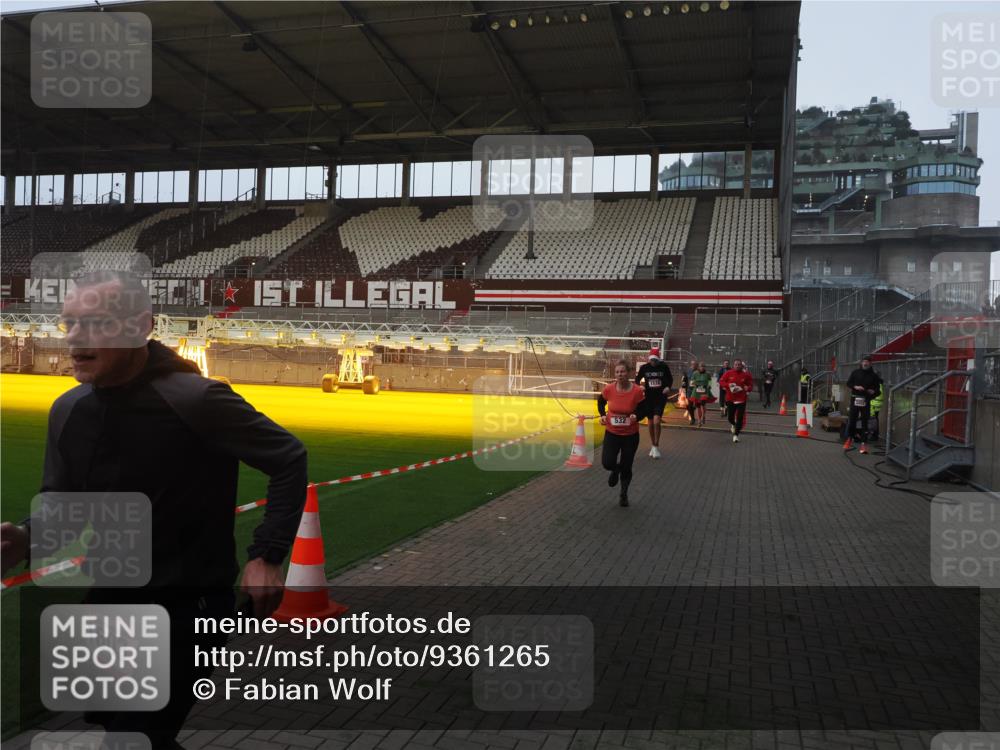 07.12.2025 - St. Pauli X-Mass-Run No. 15 Fabian Wolf http://msf.ph/oto/9361265 07.12.2025 09:58:35 Ziel 238, 261, 483, 532, 1003, 1115, 1173, 1528, 1603, 1782, 1785, 2205, 2392, 3308, 4031, 4206 meine-sportfotos.de