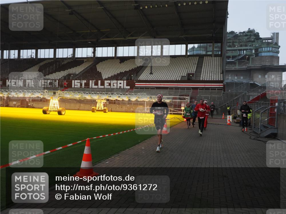 07.12.2025 - St. Pauli X-Mass-Run No. 15 Fabian Wolf http://msf.ph/oto/9361272 07.12.2025 09:58:37 Ziel 238, 261, 483, 532, 1003, 1115, 1173, 1528, 1603, 1782, 1785, 2205, 2392, 3308, 4031, 4206 meine-sportfotos.de