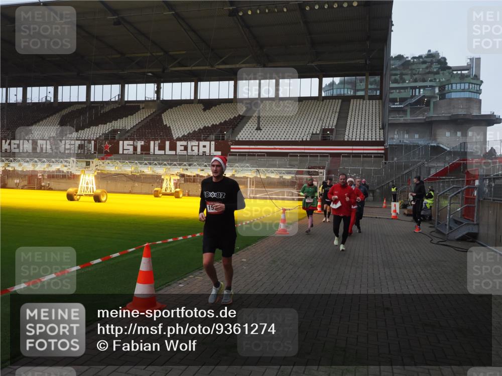07.12.2025 - St. Pauli X-Mass-Run No. 15 Fabian Wolf http://msf.ph/oto/9361274 07.12.2025 09:58:37 Ziel 238, 261, 483, 532, 1003, 1115, 1173, 1528, 1603, 1782, 1785, 2205, 2392, 3308, 4031, 4206 meine-sportfotos.de