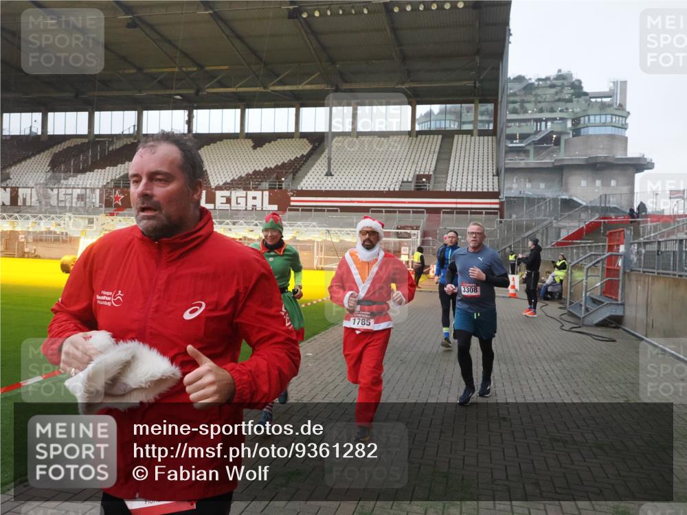 07.12.2025 - St. Pauli X-Mass-Run No. 15 Fabian Wolf http://msf.ph/oto/9361282 07.12.2025 09:58:40 Ziel 483, 532, 1003, 1115, 1528, 1542, 1603, 1782, 1785, 2392, 3308, 4031 meine-sportfotos.de