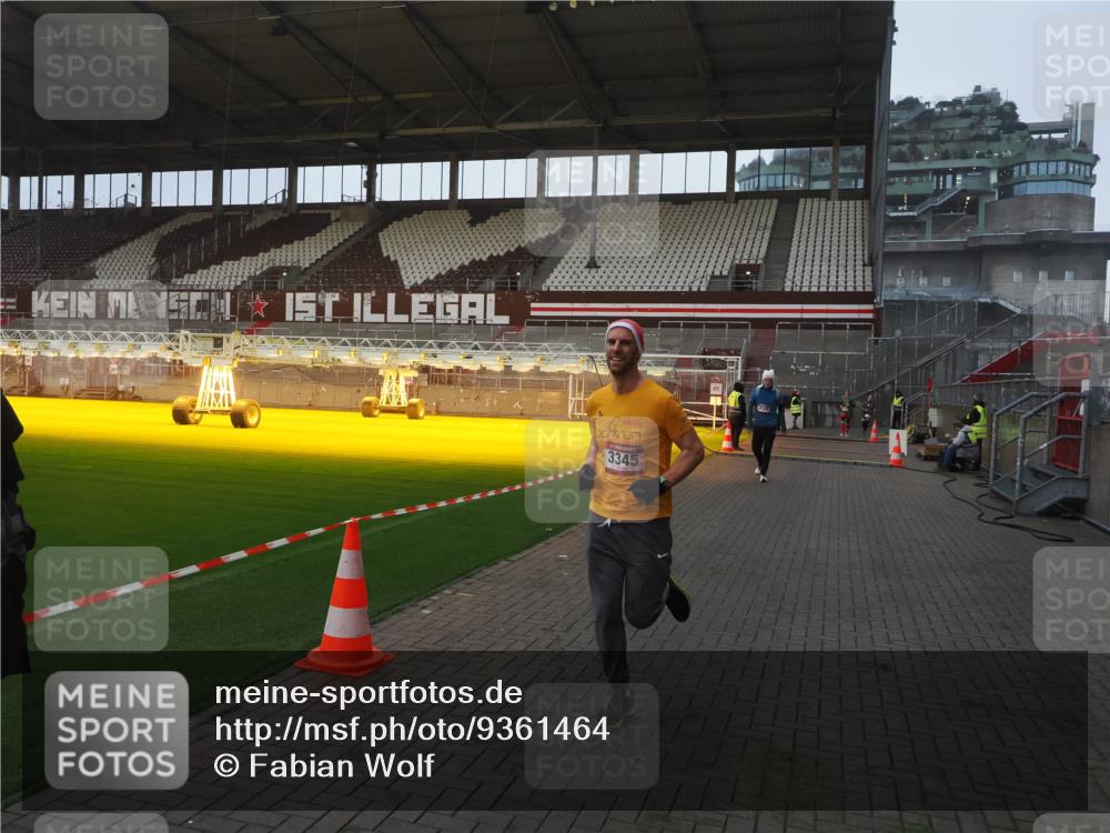 07.12.2025 - St. Pauli X-Mass-Run No. 15 Fabian Wolf http://msf.ph/oto/9361464 07.12.2025 09:59:05 Ziel 2529, 3147, 3345 meine-sportfotos.de