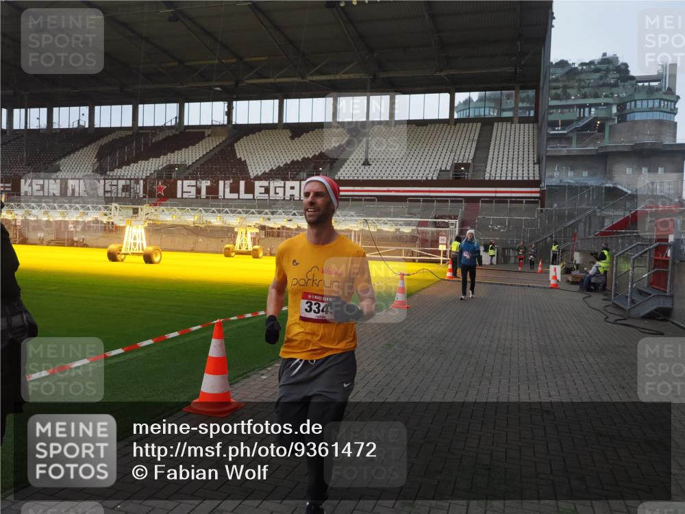 07.12.2025 - St. Pauli X-Mass-Run No. 15 Fabian Wolf http://msf.ph/oto/9361472 07.12.2025 09:59:05 Ziel 2529, 3147, 3345 meine-sportfotos.de