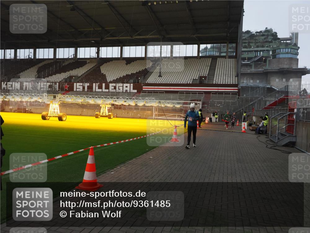 07.12.2025 - St. Pauli X-Mass-Run No. 15 Fabian Wolf http://msf.ph/oto/9361485 07.12.2025 09:59:08 Ziel 939, 2529, 3147, 3345 meine-sportfotos.de