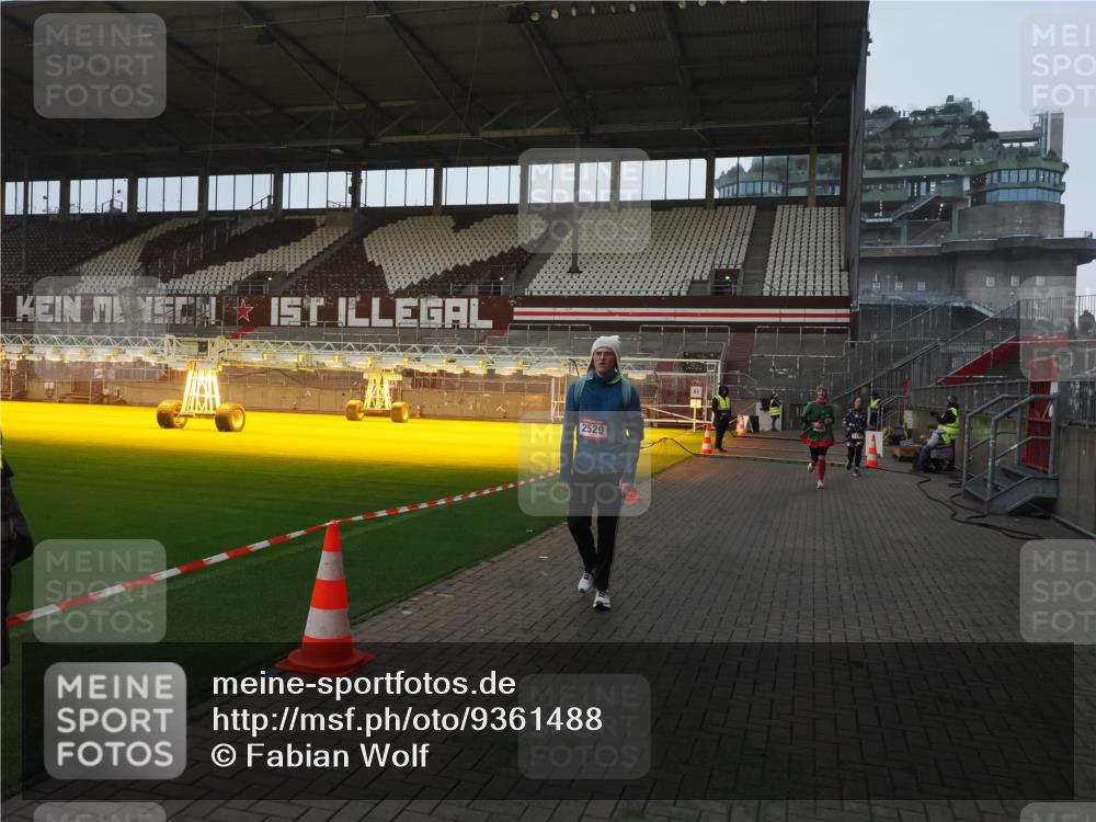 07.12.2025 - St. Pauli X-Mass-Run No. 15 Fabian Wolf http://msf.ph/oto/9361488 07.12.2025 09:59:11 Ziel 939, 1120, 2529, 3147, 3345 meine-sportfotos.de
