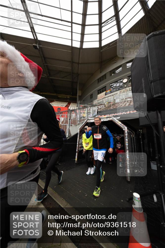 07.12.2025 - St. Pauli X-Mass-Run No. 15 Michael Strokosch http://msf.ph/oto/9361518 07.12.2025 11:14:33 Laufen 1421, 571 meine-sportfotos.de