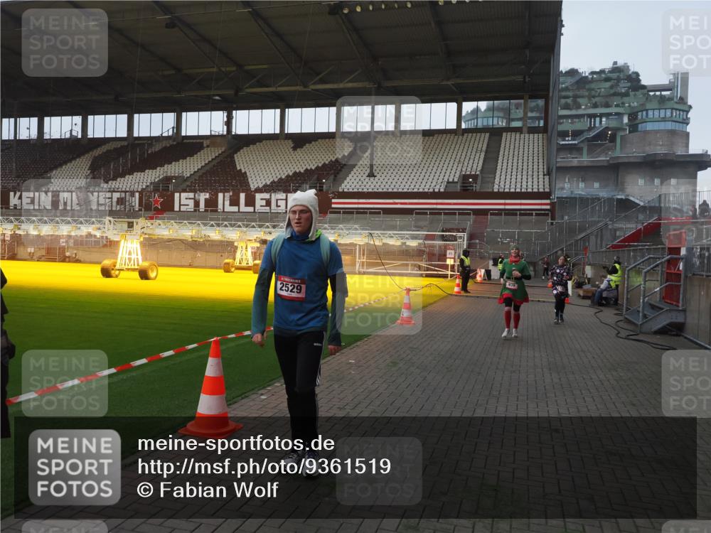 07.12.2025 - St. Pauli X-Mass-Run No. 15 Fabian Wolf http://msf.ph/oto/9361519 07.12.2025 09:59:13 Ziel 939, 1120, 2529, 3147, 3345 meine-sportfotos.de