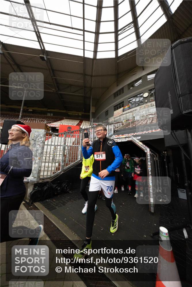 07.12.2025 - St. Pauli X-Mass-Run No. 15 Michael Strokosch http://msf.ph/oto/9361520 07.12.2025 11:14:33 Laufen 571, 10 meine-sportfotos.de
