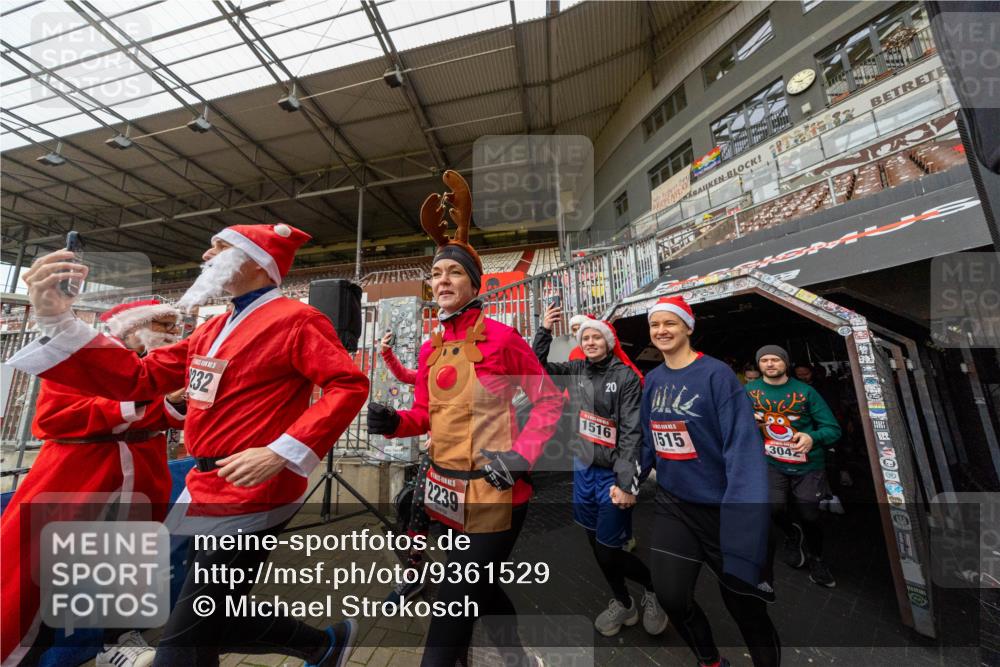 07.12.2025 - St. Pauli X-Mass-Run No. 15 Michael Strokosch http://msf.ph/oto/9361529 07.12.2025 11:14:42 Laufen 232, 2239, 20, 1516, 12, 1515, 304 meine-sportfotos.de