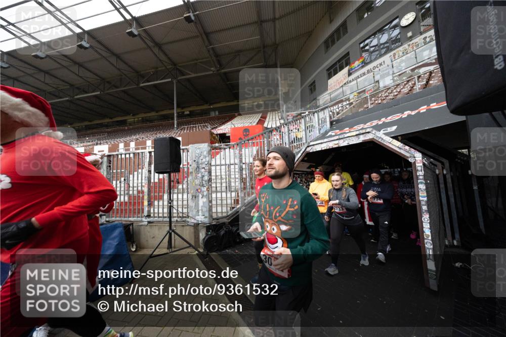 07.12.2025 - St. Pauli X-Mass-Run No. 15 Michael Strokosch http://msf.ph/oto/9361532 07.12.2025 11:14:43 Laufen 30, 738, 2733, 734, 19, 00, 10 meine-sportfotos.de