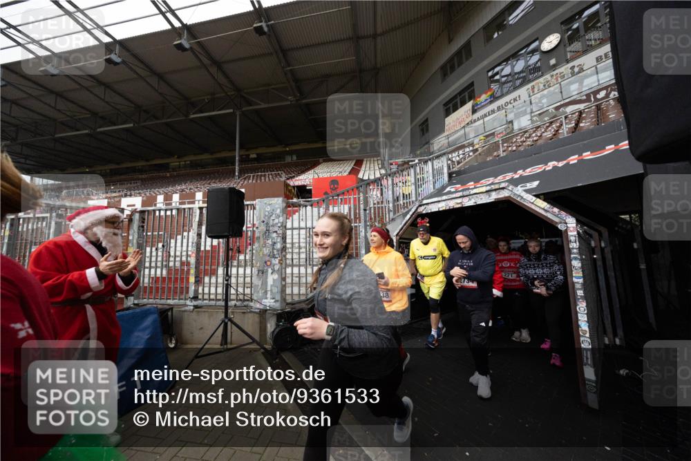 07.12.2025 - St. Pauli X-Mass-Run No. 15 Michael Strokosch http://msf.ph/oto/9361533 07.12.2025 11:14:44 Laufen 38, 1888888, 221 meine-sportfotos.de