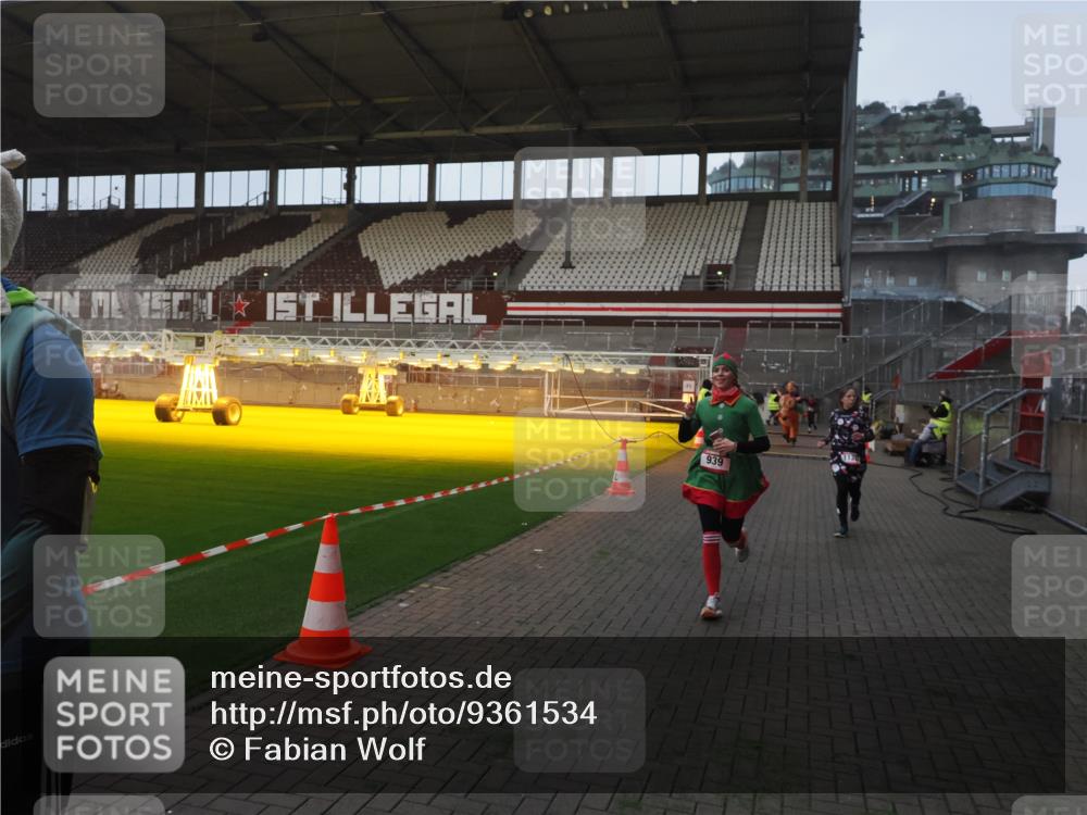 07.12.2025 - St. Pauli X-Mass-Run No. 15 Fabian Wolf http://msf.ph/oto/9361534 07.12.2025 09:59:14 Ziel 939, 1120, 2529, 2657, 3147, 3345 meine-sportfotos.de