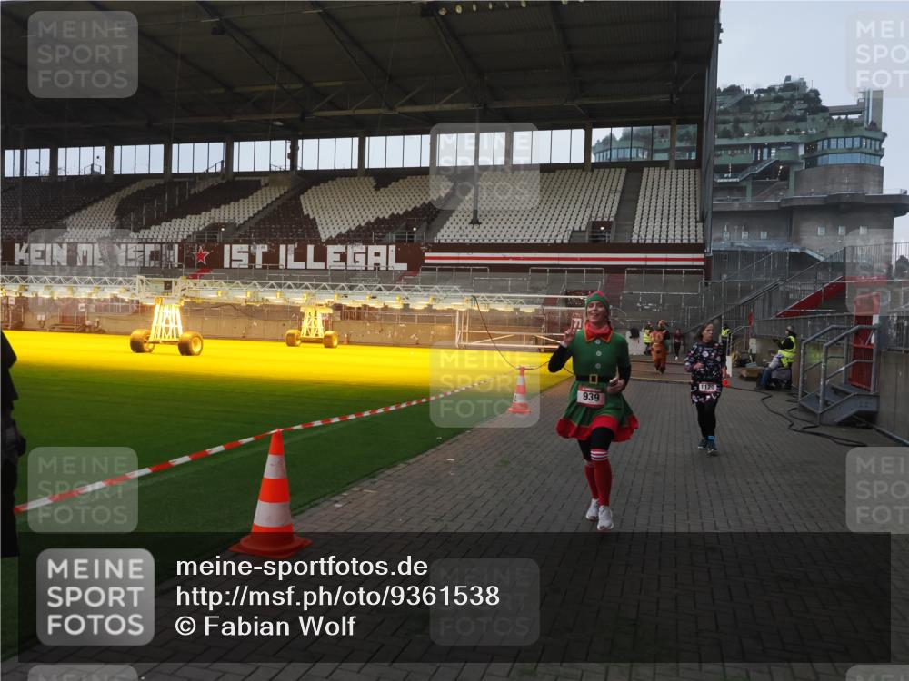 07.12.2025 - St. Pauli X-Mass-Run No. 15 Fabian Wolf http://msf.ph/oto/9361538 07.12.2025 09:59:15 Ziel 939, 1120, 2529, 2657, 3147, 3345 meine-sportfotos.de