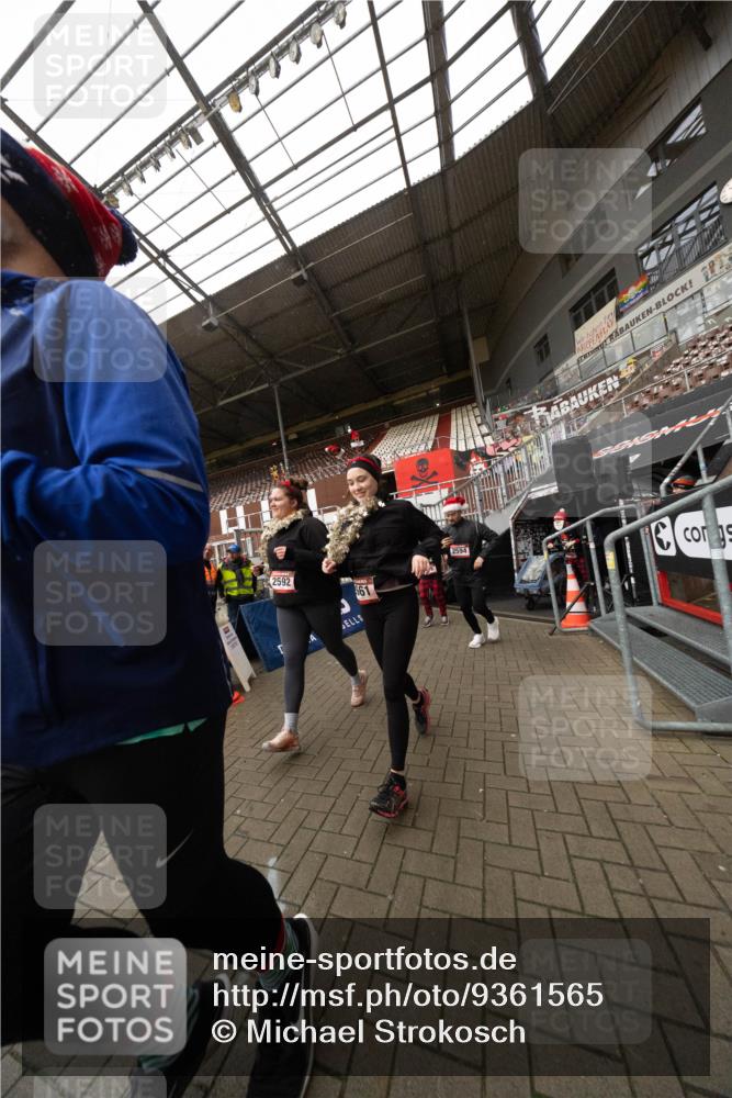 07.12.2025 - St. Pauli X-Mass-Run No. 15 Michael Strokosch http://msf.ph/oto/9361565 07.12.2025 11:15:40 Laufen 2592, 561, 2594, 47 meine-sportfotos.de