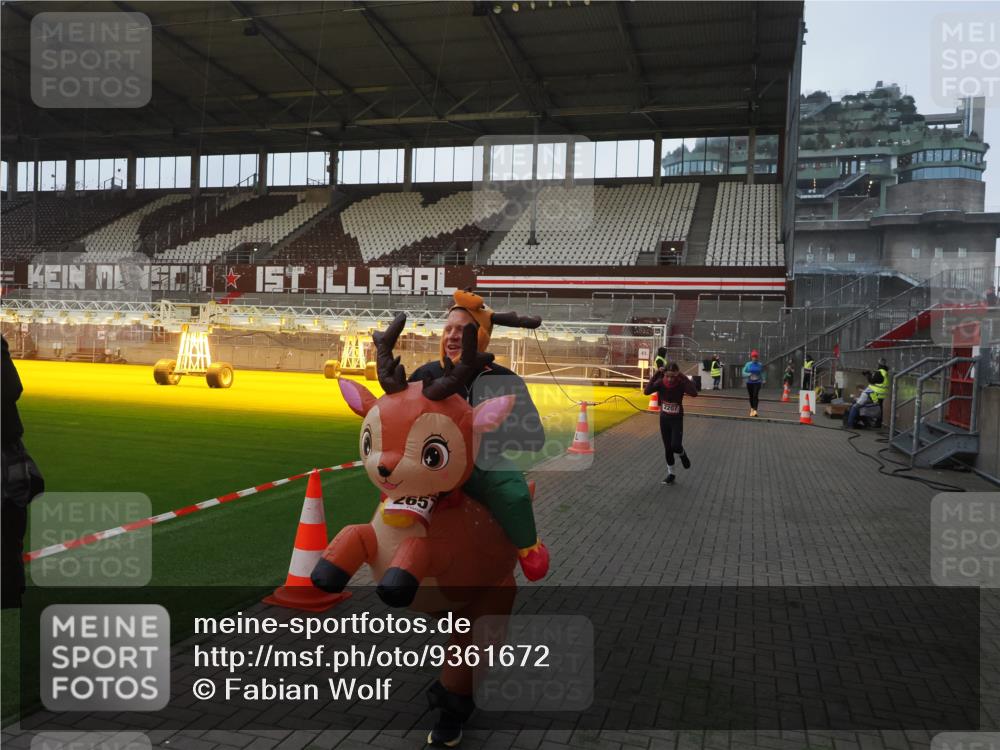 07.12.2025 - St. Pauli X-Mass-Run No. 15 Fabian Wolf http://msf.ph/oto/9361672 07.12.2025 09:59:22 Ziel 939, 1120, 2204, 2207, 2657 meine-sportfotos.de
