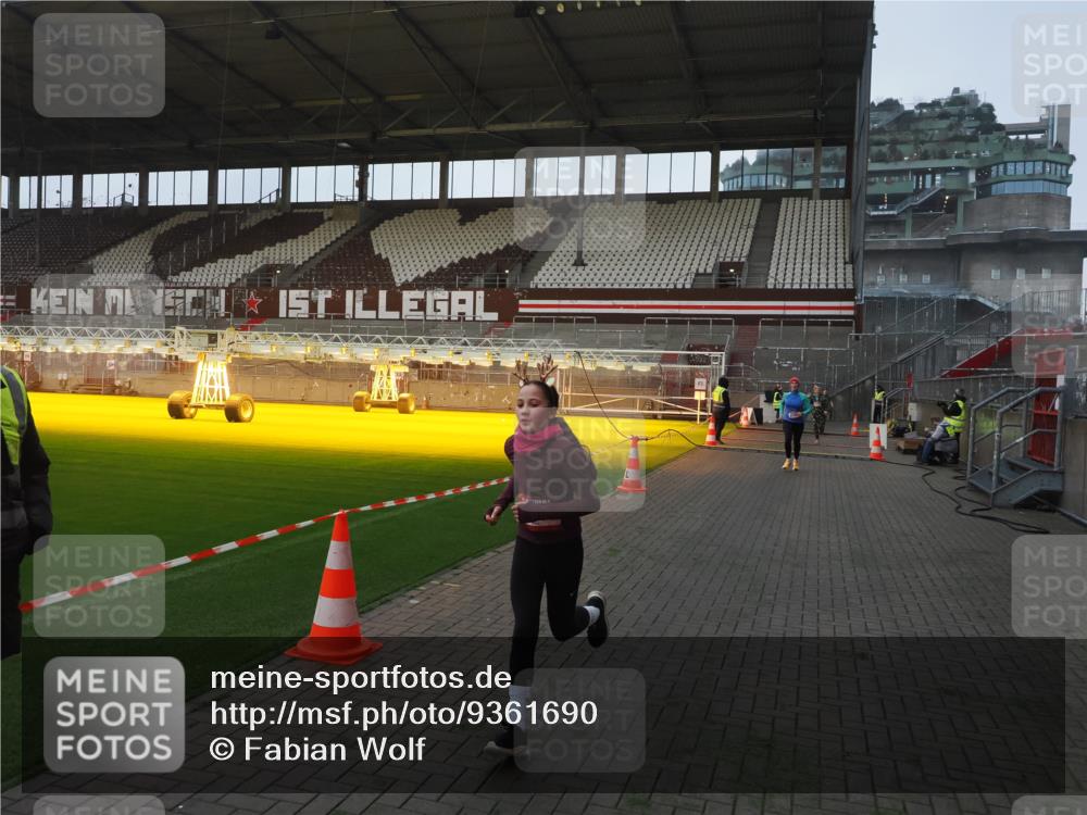 07.12.2025 - St. Pauli X-Mass-Run No. 15 Fabian Wolf http://msf.ph/oto/9361690 07.12.2025 09:59:24 Ziel 939, 1120, 2204, 2207, 2657, 4029 meine-sportfotos.de