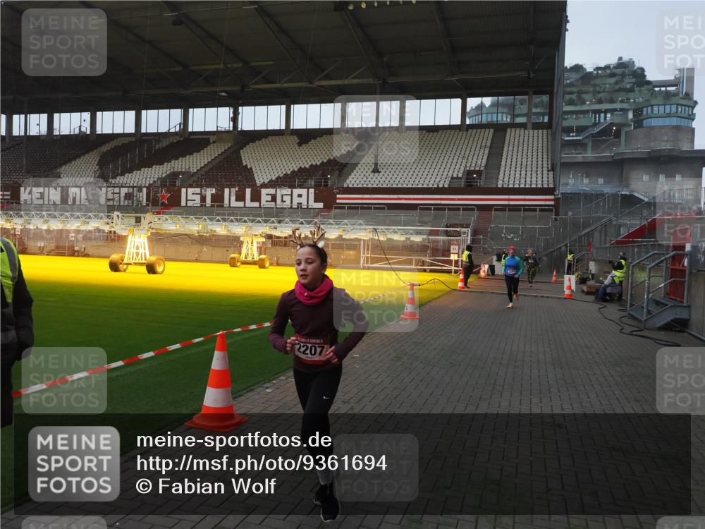 07.12.2025 - St. Pauli X-Mass-Run No. 15 Fabian Wolf http://msf.ph/oto/9361694 07.12.2025 09:59:24 Ziel 939, 1120, 2204, 2207, 2657, 4029 meine-sportfotos.de
