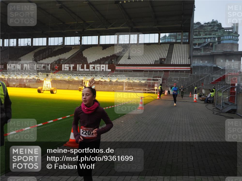07.12.2025 - St. Pauli X-Mass-Run No. 15 Fabian Wolf http://msf.ph/oto/9361699 07.12.2025 09:59:24 Ziel 939, 1120, 2204, 2207, 2657, 4029 meine-sportfotos.de