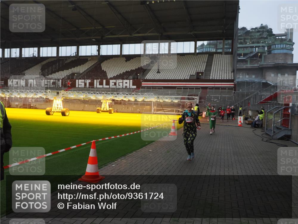 07.12.2025 - St. Pauli X-Mass-Run No. 15 Fabian Wolf http://msf.ph/oto/9361724 07.12.2025 09:59:29 Ziel 961, 1120, 2204, 2207, 2657, 4029 meine-sportfotos.de