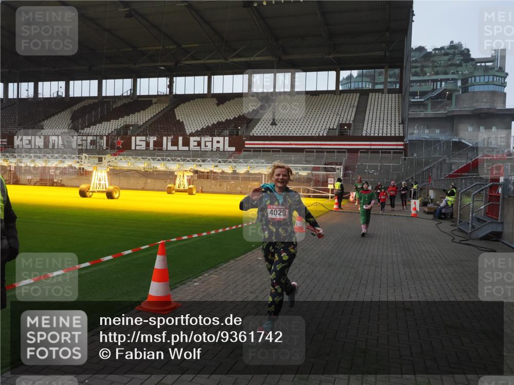 07.12.2025 - St. Pauli X-Mass-Run No. 15 Fabian Wolf http://msf.ph/oto/9361742 07.12.2025 09:59:30 Ziel 488, 961, 2204, 2207, 2657, 4029, 4052, 4465 meine-sportfotos.de