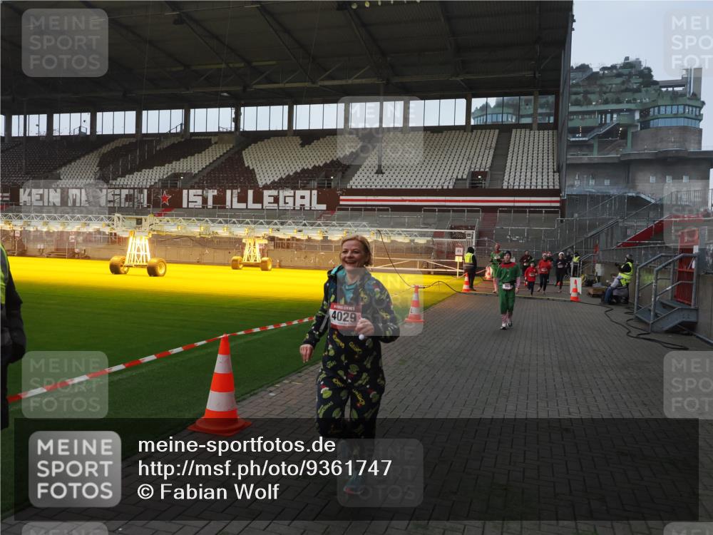 07.12.2025 - St. Pauli X-Mass-Run No. 15 Fabian Wolf http://msf.ph/oto/9361747 07.12.2025 09:59:30 Ziel 488, 961, 2204, 2207, 2657, 4029, 4052, 4465 meine-sportfotos.de