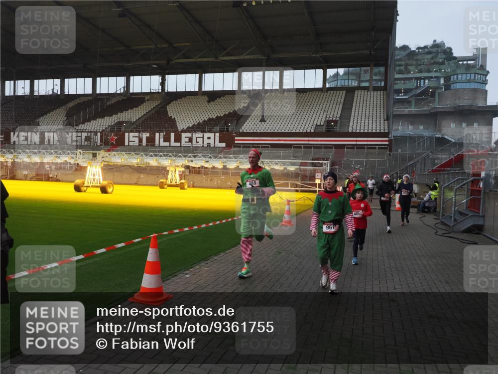 07.12.2025 - St. Pauli X-Mass-Run No. 15 Fabian Wolf http://msf.ph/oto/9361755 07.12.2025 09:59:35 Ziel 488, 910, 911, 961, 1763, 2204, 2207, 3513, 4029, 4051, 4052, 4465 meine-sportfotos.de