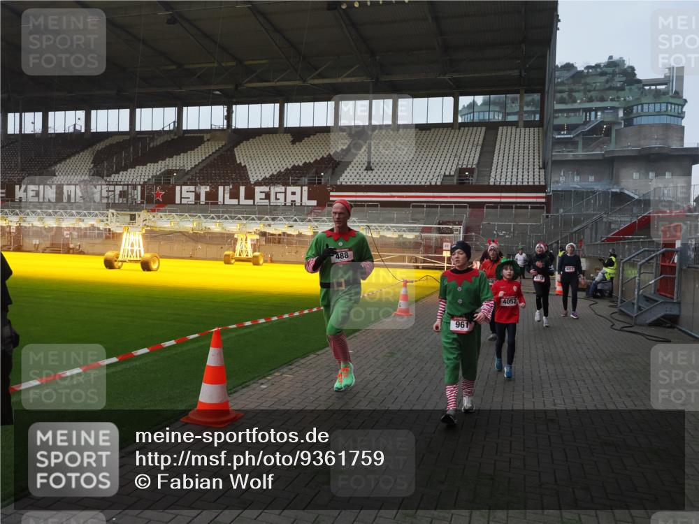 07.12.2025 - St. Pauli X-Mass-Run No. 15 Fabian Wolf http://msf.ph/oto/9361759 07.12.2025 09:59:35 Ziel 488, 910, 911, 961, 1763, 2204, 2207, 3513, 4029, 4051, 4052, 4465 meine-sportfotos.de