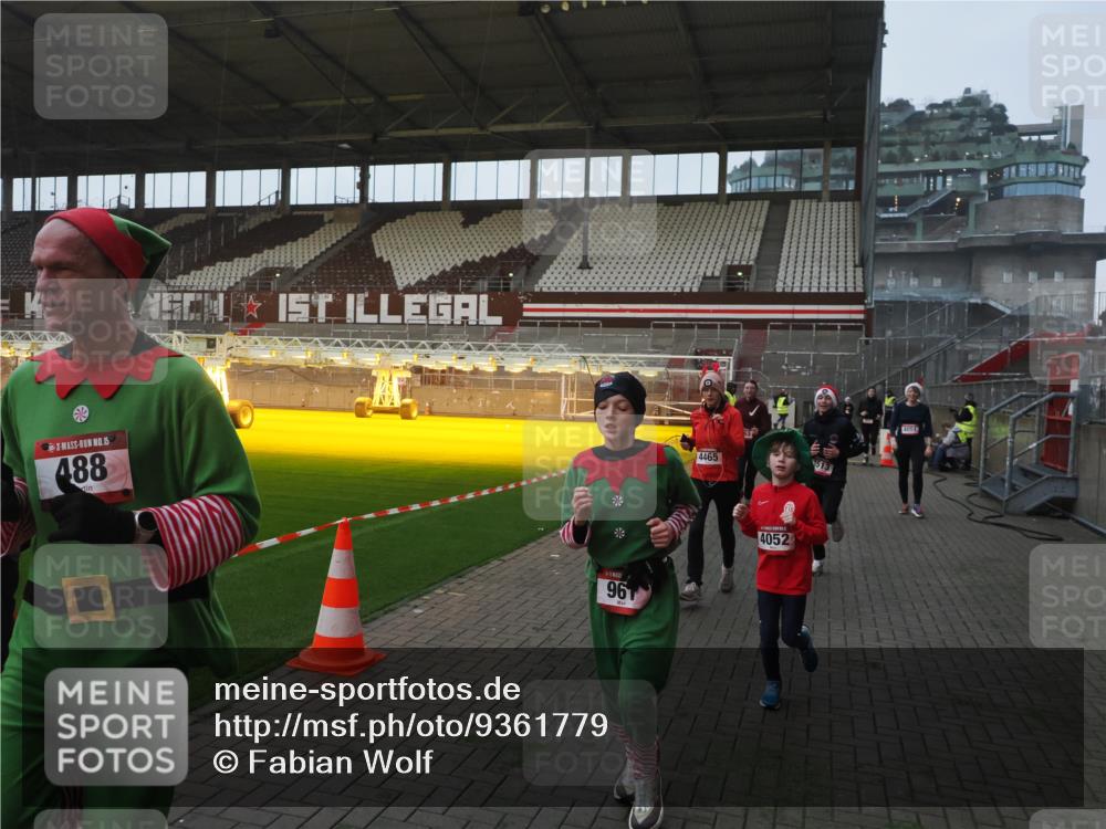 07.12.2025 - St. Pauli X-Mass-Run No. 15 Fabian Wolf http://msf.ph/oto/9361779 07.12.2025 09:59:36 Ziel 488, 910, 911, 961, 1763, 2204, 2207, 3513, 4029, 4051, 4052, 4465 meine-sportfotos.de