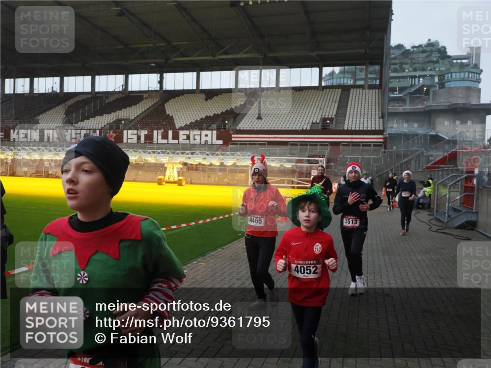 07.12.2025 - St. Pauli X-Mass-Run No. 15 Fabian Wolf http://msf.ph/oto/9361795 07.12.2025 09:59:37 Ziel 488, 910, 911, 961, 1763, 2204, 2207, 3513, 4029, 4051, 4052, 4465 meine-sportfotos.de