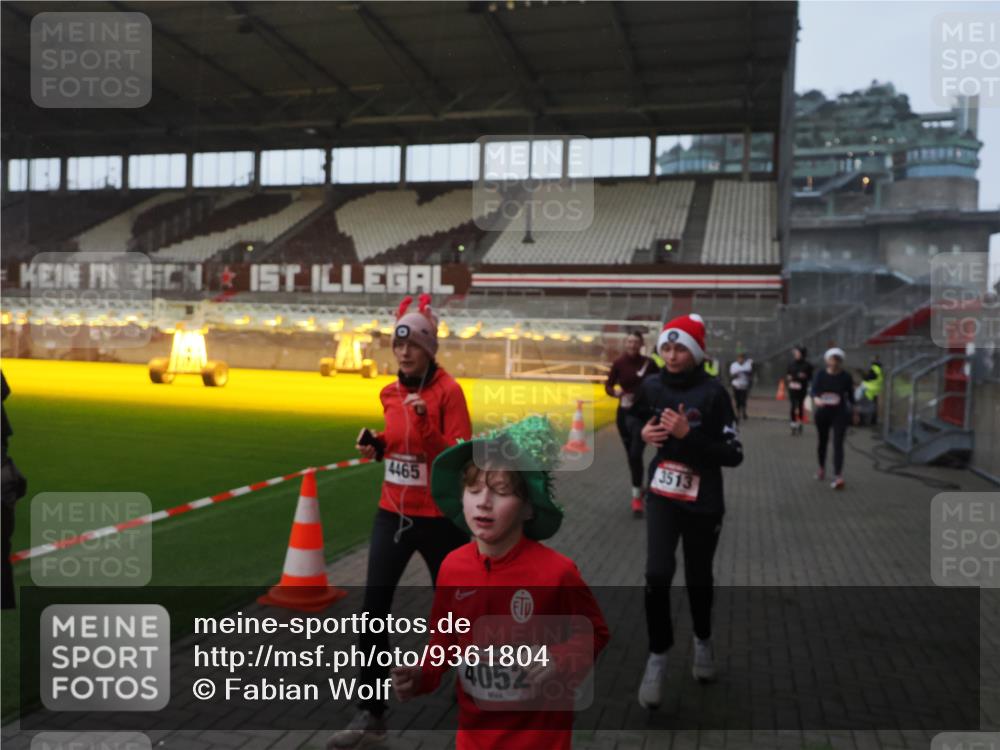 07.12.2025 - St. Pauli X-Mass-Run No. 15 Fabian Wolf http://msf.ph/oto/9361804 07.12.2025 09:59:37 Ziel 488, 910, 911, 961, 1763, 2204, 2207, 3513, 4029, 4051, 4052, 4465 meine-sportfotos.de